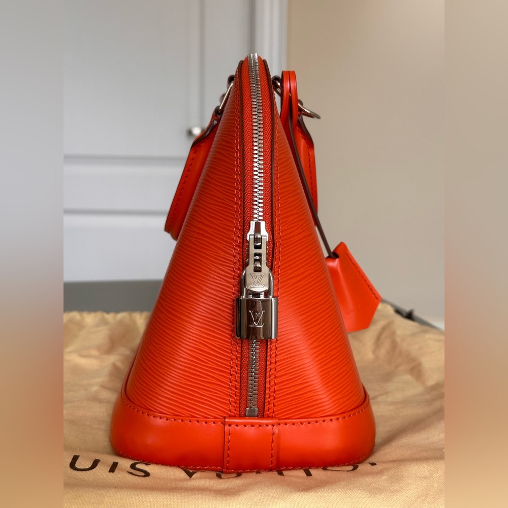 Louis Vuitton Alma handbag in Piment Epi leather PM with silver-tone hardware. - Picture 5 of 16